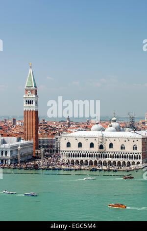Campanile di San Marco, il Palazzo del Doge e le barche sulla Basilica di San Marco Canal, Venezia, Italia Foto Stock