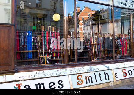 James Smith e figli,ombrelli, bastoni,Malacca canne,parola bastoni, personalizzata,argento gestite,53 New Oxford Street London Foto Stock
