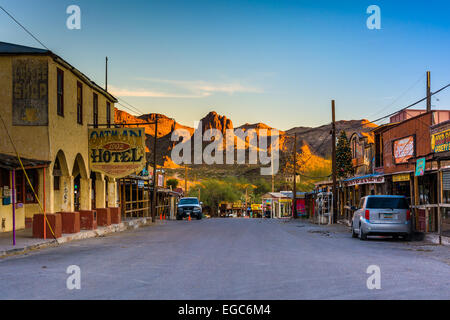 Edifici e la vista delle montagne in lontananza sulla strada principale, in Oatman, Arizona. Foto Stock