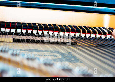 Meccanismo di pianoforte guardando dall'interno di un pianoforte Foto Stock