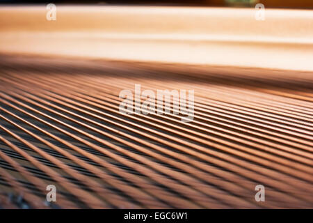 Stringhe di meccanismo di pianoforte guardando dall'interno di un pianoforte Foto Stock