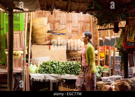 Scena in un villaggio birmano mercato, Mani Sithu mercato, Bagan, Myanmar ( Birmania ), Asia Foto Stock
