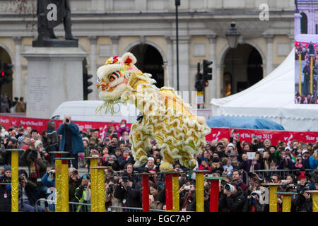 Leone cinese fa acrobazie in Trafalgar square al Capodanno cinese a Londra. Foto Stock