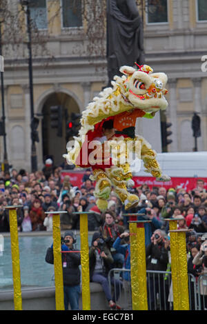 Leone cinese fa acrobazie in Trafalgar square al Capodanno cinese a Londra. Foto Stock