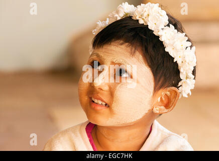 Una giovane ragazza birmano età dai 6 anni indossando thanaka ( Thanakha ) incollare sul suo viso, Bagan, Myanmar ( Birmania ), Asia Foto Stock