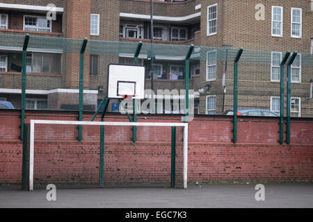 Calcio e basket situato in un ente locale di alloggi sociali area di Tower Hamlets, London, Regno Unito Foto Stock