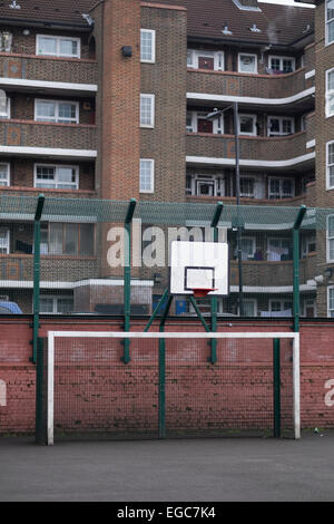 Calcio e basket situato in un ente locale di alloggi sociali area di Tower Hamlets, London, Regno Unito Foto Stock