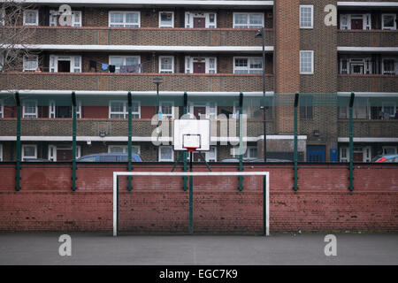 Calcio e basket situato in un ente locale di alloggi sociali area di Tower Hamlets, London, Regno Unito Foto Stock