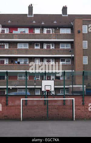 Calcio e basket situato in un ente locale di alloggi sociali area di Tower Hamlets, London, Regno Unito Foto Stock