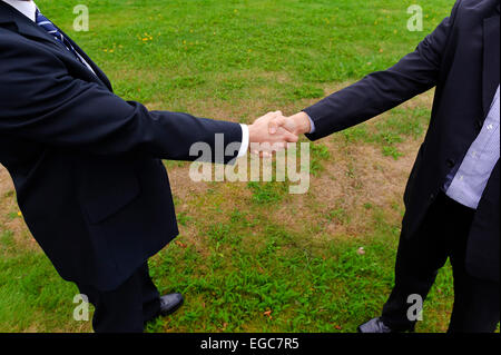 Stretta di mano di due imprenditori in giacca Foto Stock