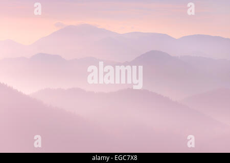 Misty Mountains su un autunno mattina vicino a Sorica in Slovenia Foto Stock