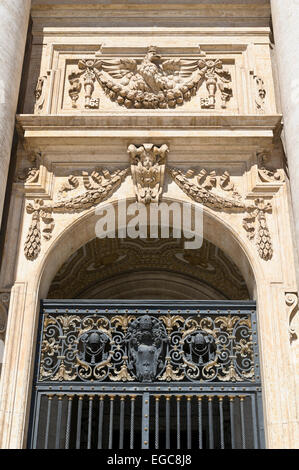 Sculture in pietra al di sopra di un cancello ornamentale in metallo presso la Basilica di San Pietro, il Vaticano, Roma, Italia. Foto Stock