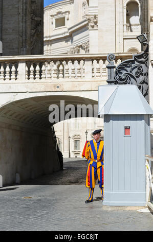 Una guardia svizzera di sentinella al di fuori la Basilica di San Pietro e la Città del Vaticano, Roma, Italia. Foto Stock