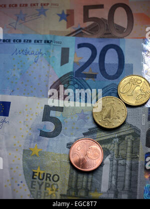 Valuta Euro, denaro, le banconote e le monete metalliche, vista da vicino Foto Stock