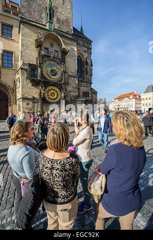 I turisti sulla Piazza della Città Vecchia di Praga di fronte all'orologio astronomico Foto Stock