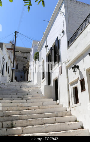 Le stradine di Apiranthos presso l'isola di Naxos all'Cicladi del mar Egeo in Grecia Foto Stock