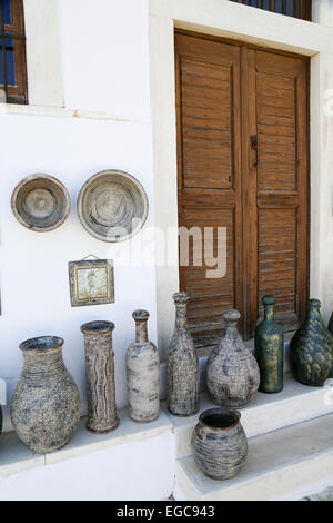 Le stradine di Apiranthos presso l'isola di Naxos all'Cicladi del mar Egeo in Grecia Foto Stock