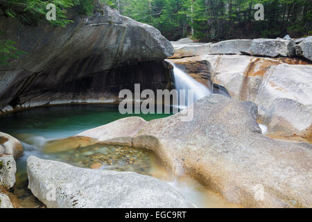 Franconia Notch State Park - Il fiume Pemigewasset vicino al 'il bacino" area di visualizzazione a Lincoln, New Hampshire USA durante il Foto Stock
