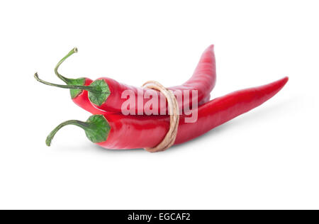 3 peperoncino rosso ruotato legato con una corda isolato su sfondo bianco Foto Stock