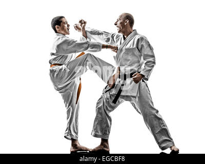 Due uomini di karate sensei e adolescente studente fighters combattimenti isolati su sfondo bianco Foto Stock