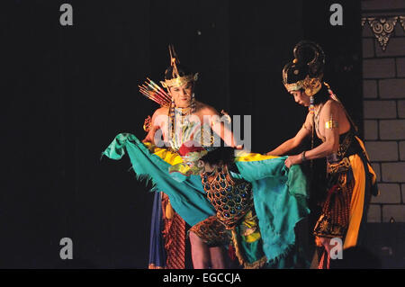 Wayang Orang effettivamente è una sorta di Wayang Kulit (burattini di cuoio) prestazioni dove le marionette sono state sostituite da ballerini umana Foto Stock