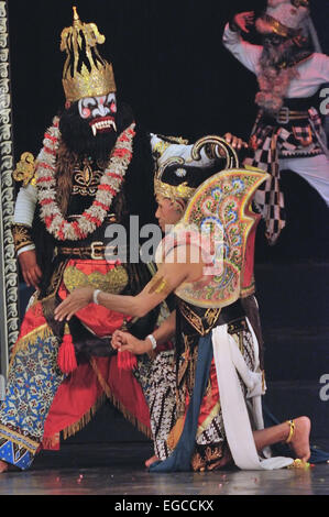 Oggi, il wayang wong, seguendo il Gagrak stile di Surakarta, è ballato dalle donne Foto Stock