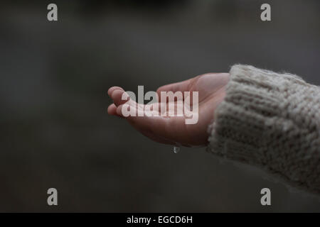 Le gocce di pioggia sta cadendo in bambine mano aperta Foto Stock