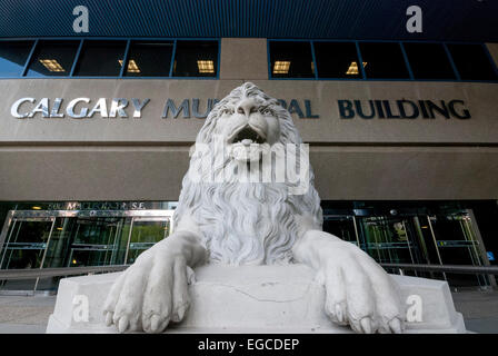 Un leone sta di guardia all'entrata di Calgary dell edificio comunale in centro a Calgary Alberta Canada Foto Stock