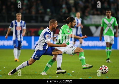 Wolfsburg, Germania. Il 22 febbraio, 2015. Ricardo Rodriguez (R) di VfL Wolfsburg vies con Marcel Ndjeng di Hertha BSC durante il tedesco della prima divisione della Bundesliga corrispondono a Wolfsburg, in Germania centrale, il 22 febbraio, 2015. VfL Wolfsburg ha vinto 2-1. © Zhang ventola/Xinhua/Alamy Live News Foto Stock