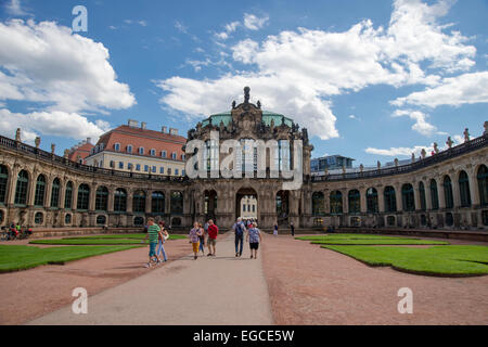 Turisti in palazzo Zwinger cortile , dresden, Germania, Europa Foto Stock