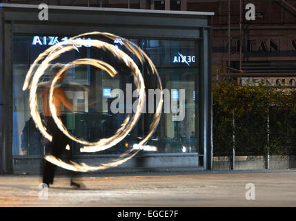 Fire giocoliere in Place d'Armes, Namur, Belgio Foto Stock