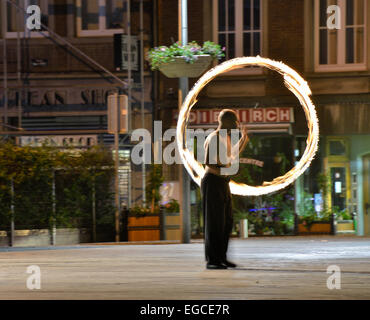 Fire giocoliere in Place d'Armes, Namur, Belgio Foto Stock