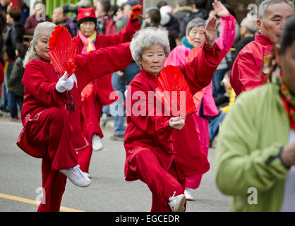 Vancouver, British Columbia, Canada. Il 22 febbraio, 2015. Colorfully vestito donna eseguire con ventole nel nuovo anno cinese's Parade in Vancouver Chinatown. Quest'anno il festival ha accolto con favore l'Anno della Pecora/RAM/capra. Credito: Maria Janicki Foto Stock