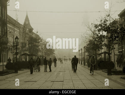 Centro citta' nella nebbia in effetto seppia Foto Stock