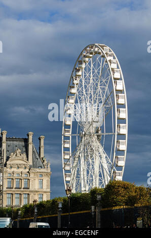 La Grande Roue de Paris vicino al Museo del Louvre a Fete des Tuileries di Parigi, Francia. Foto Stock