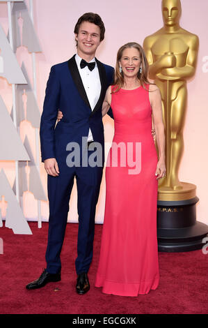 Hollywood, California, USA. Il 22 febbraio, 2015. Attore ANSEL ELGORT assiste la 87th annuale di Academy Awards di Hollywood & Highland Center di Hollywood. Credito: Lisa O'Connor/ZUMA filo/ZUMAPRESS.com/Alamy Live News Foto Stock