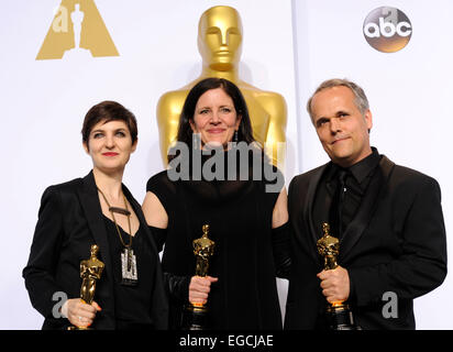 Los Angeles, Stati Uniti d'America. Il 22 febbraio, 2015. Laura Poitras (C), Mathilde Bonnefoy (L) e Dirk Wilutzky pongono dopo aver vinto il Miglior Documentario Feature award per "cittadino quattro' durante la 87th Academy Awards al Dolby Theatre di Los Angeles, gli Stati Uniti, il 22 febbraio, 2015. Credito: Yang Lei/Xinhua/Alamy Live News Foto Stock