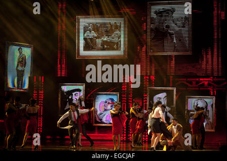 Vina del Mar, Cile. Il 22 febbraio, 2015. Ballerini eseguono durante l'apertura del 56th International Song Festival di Vina del Mar, al Quinta Vergara park, a Vina del Mar, Cile, il 22 febbraio, 2015. © Jorge Villegas/Xinhua/Alamy Live News Foto Stock