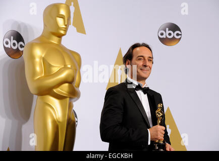 Los Angeles, Stati Uniti d'America. Il 22 febbraio, 2015. Il compositore Alexandre Desplat pone dopo aver vinto la migliore musica scritta, partitura originale per 'Il Grand Hotel di Budapest' durante la 87th Academy Awards al Dolby Theatre di Los Angeles, gli Stati Uniti, il 22 febbraio, 2015. Credito: Yang Lei/Xinhua/Alamy Live News Foto Stock