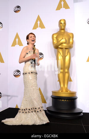 Los Angeles, Stati Uniti d'America. Il 22 febbraio, 2015. L'attrice Julianne Moore pone dopo aver vinto il migliore attrice in un ruolo di Leader Award per il 'Still Alice" durante la 87th Academy Awards al Dolby Theatre di Los Angeles, gli Stati Uniti, il 22 febbraio, 2015. Credito: Yang Lei/Xinhua/Alamy Live News Foto Stock