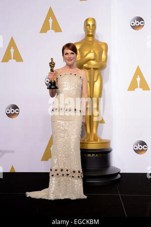 Los Angeles, Stati Uniti d'America. Il 22 febbraio, 2015. L'attrice Julianne Moore pone dopo aver vinto il migliore attrice in un ruolo di Leader Award per il 'Still Alice" durante la 87th Academy Awards al Dolby Theatre di Los Angeles, gli Stati Uniti, il 22 febbraio, 2015. Credito: Yang Lei/Xinhua/Alamy Live News Foto Stock