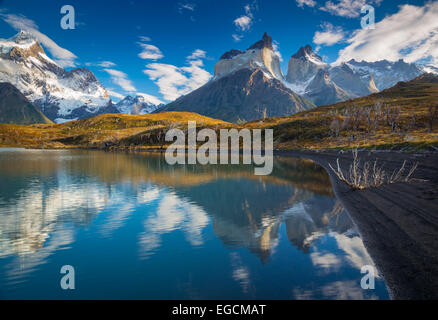 Los Cuernos che sovrasta il Lago Nordenskjold, Torres del Paine, Patagonia cilena Foto Stock