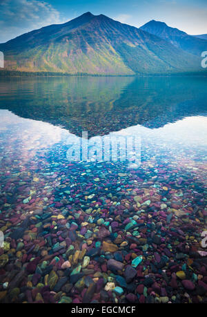 Il lago di McDonald è il più grande lago del Parco Nazionale di Glacier, Montana Foto Stock