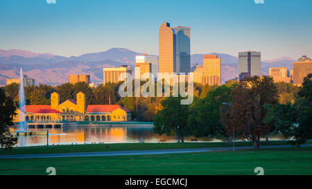 Denver è la città più grande e la capitale dello Stato del Colorado. Si vede qui dal parco della città. Foto Stock