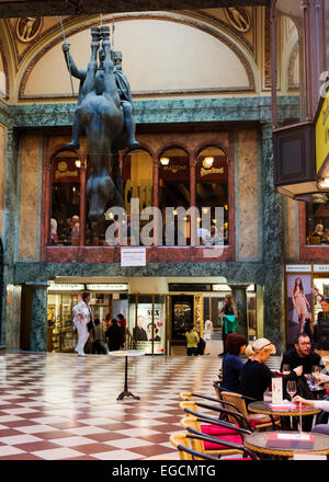 Il galleria shopping a Lucerna Palace con David Cerny la scultura "Kun' (cavallo) appesi nell'atrio. Foto Stock