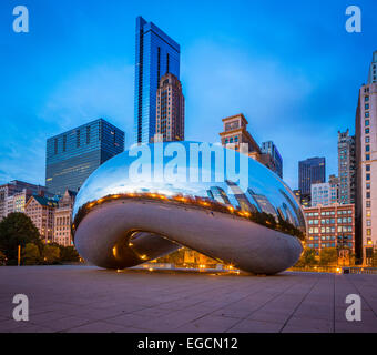 Il Cloud Gate è un pubblico di una scultura in AT&T Plaza al Millennium Park nel Loop area community di Chicago, Illinois Foto Stock