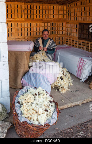 Priscos, Portogallo. Più Grande Presepe vivente in Europa. Rappresentazione di una lavorazione artigianale a crudo con lana di pecora. Vedere Ulteriori informazioni Foto Stock