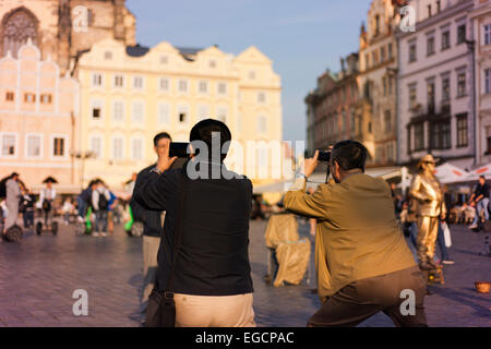 Turisti asiatici prendere le foto di ogni altro nella Piazza della Città Vecchia di Praga. Foto Stock