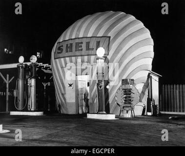 1930 Stazione di rifornimento Shell durante la notte Foto Stock