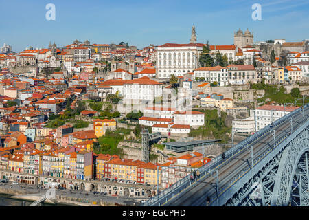 Porto, Portogallo. Vista dell'iconico Dom Luis I ponte che attraversa il fiume Douro e la storica Ribeira e Se. Foto Stock